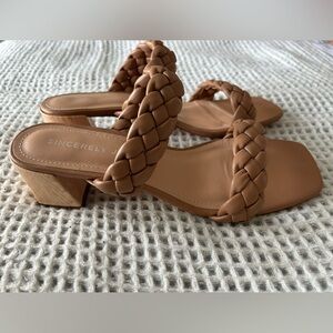 Braided sandal. Block heel.